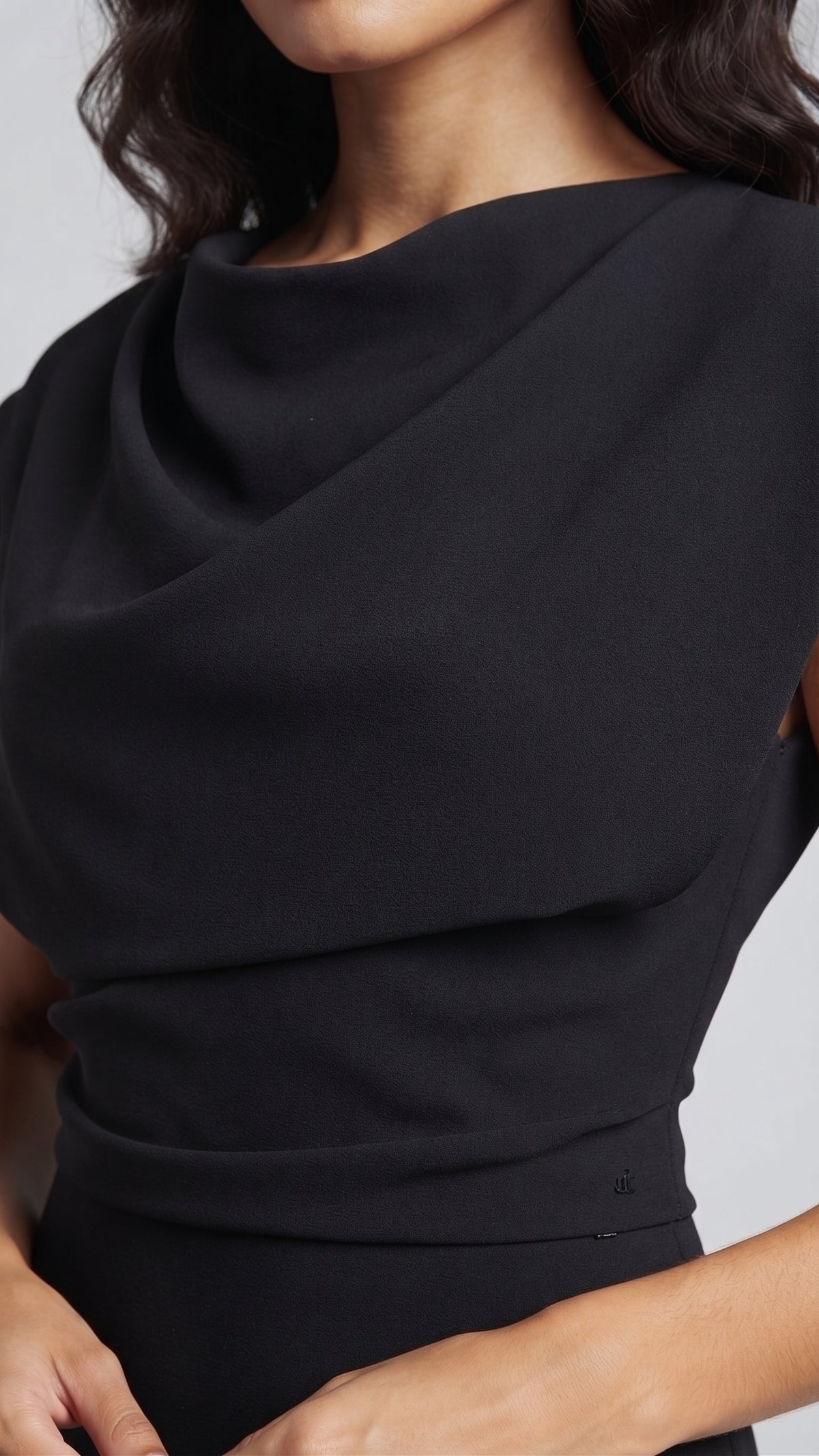 Vestido Midi Elegante de Cuello Drapeado