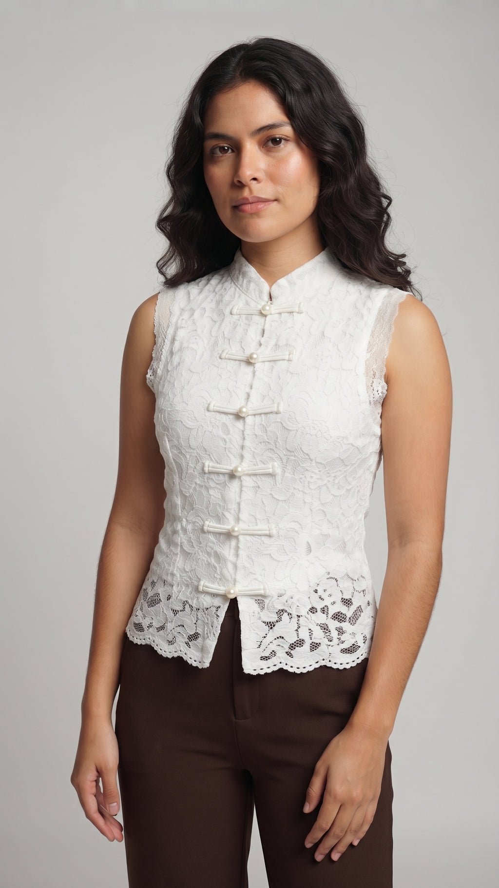 Blusa Sin Mangas de Encaje con Cuello Mao y Cierres Tradicionales