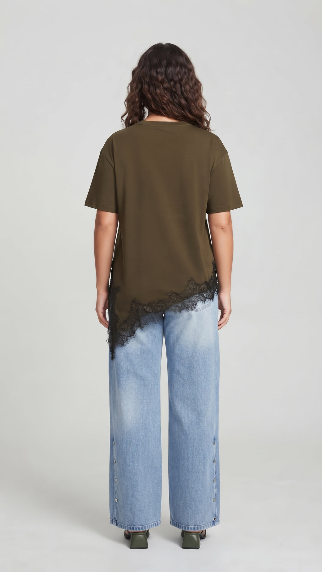 Camiseta Relajada con Dobladillo Asimétrico y Encaje