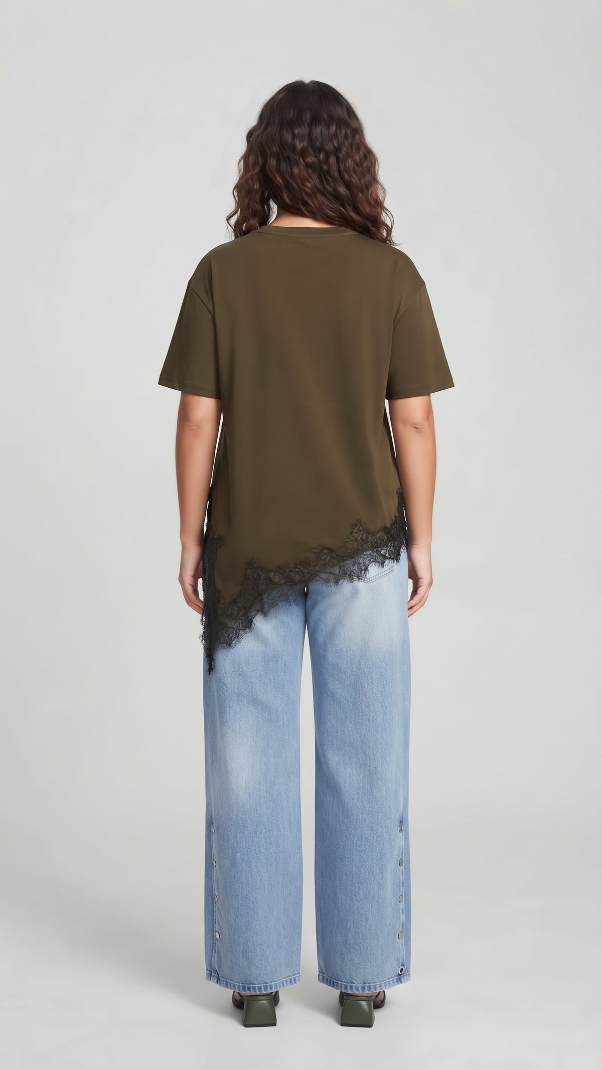 Camiseta Relajada con Dobladillo Asimétrico y Encaje