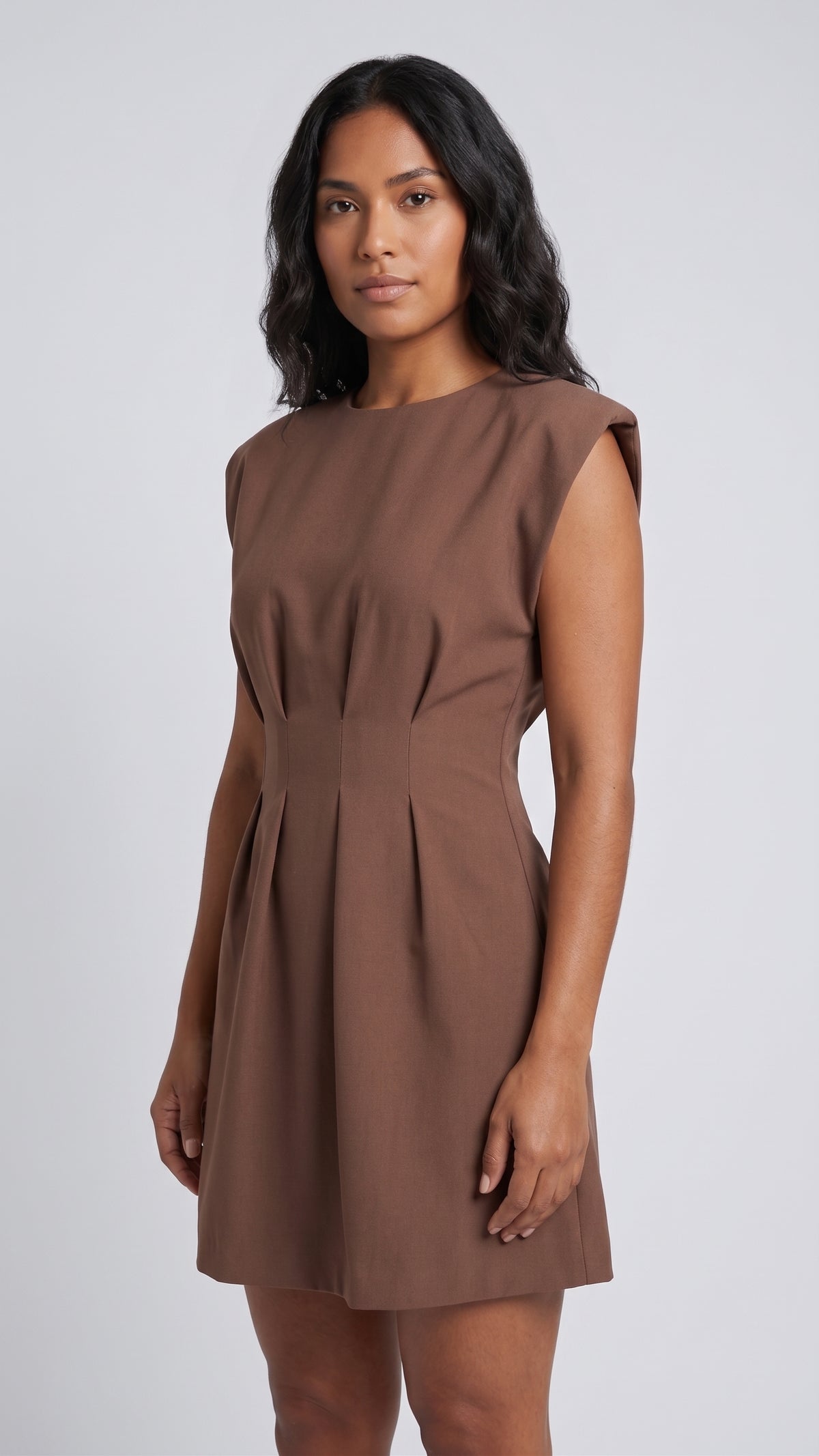 Vestido Corto Estructurado Hombros Pronunciados y Cintura Plisada