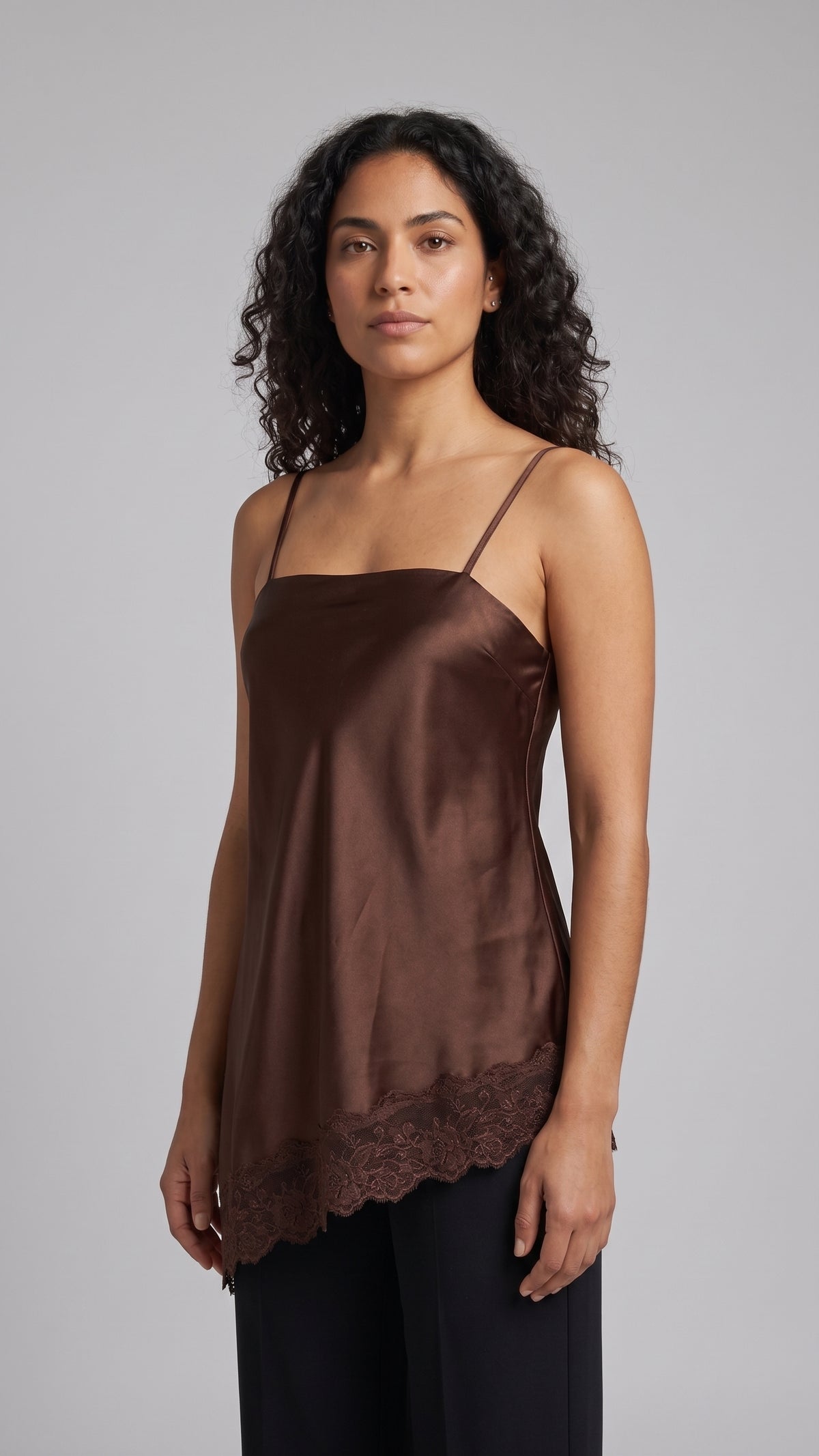 Blusa Satin Escote Recto y Encaje