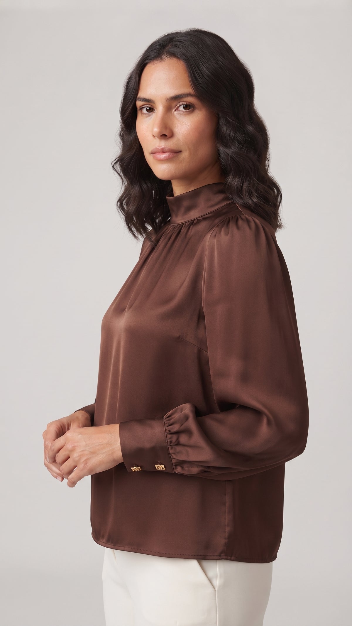 Blusa de Satin con Cuello Alto Fruncido
